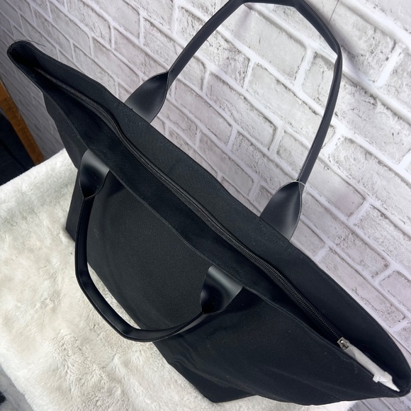 NWT🤩 |•VICTORIA'S SECRET•| Sparkly Silver Sequin Tote & Matching Make Up Bag - Picture 8 of 12